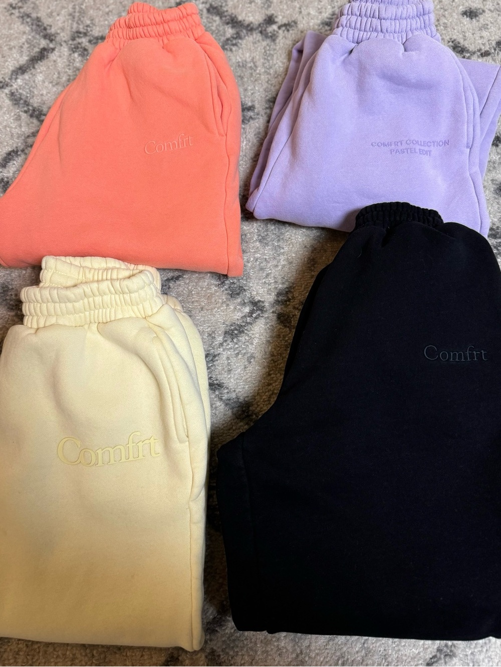 Lot of Comfort sweatpants and Hoodies 
3 sweatpants 1 zip up and 1 hoodie